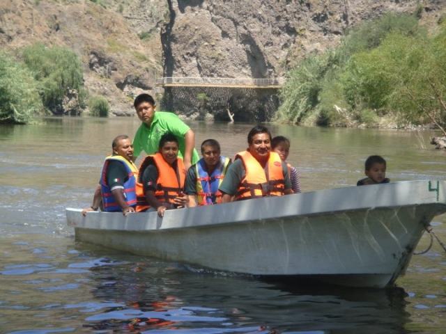 Lanchas en el rio